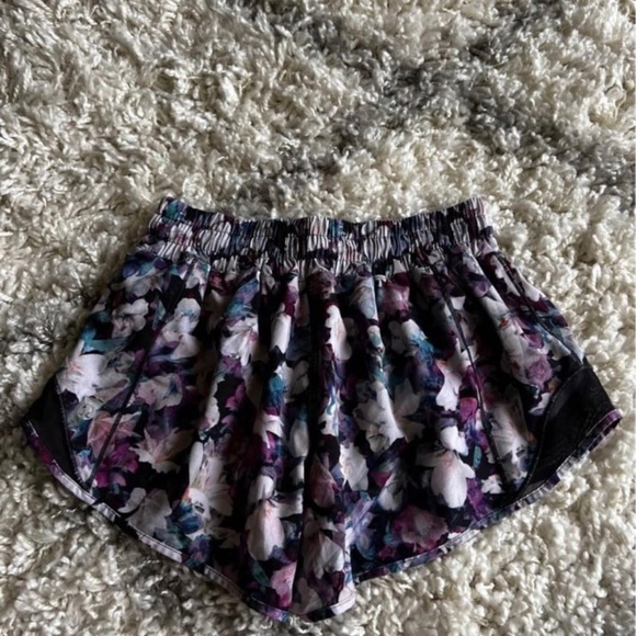 Lululemon Hotty Hot Short II *2.5" Utopia Multi / Deep Phantom - Picture 2 of 3